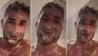 أحمد سعد يشارك جمهوره «استحمام العيد».. ومتابعون: «مش خايف تتلبس؟»