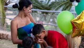 كريستيانو جونيور يقبل يد جورجينا- أرشيفية