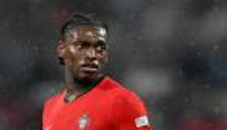 «ميلان يطلب رقما فلكيا».. الهلال السعودي يتحرك نحو رفائيل لياو