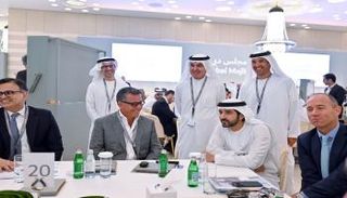 الشيخ حمدان بن محمد بن راشد آل مكتوم أثناء اللقاء