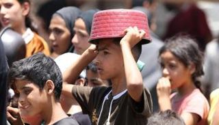 أطفال في غزة ينتظرون وجبة غذائية