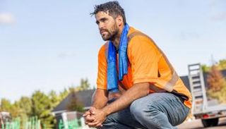 شخص يتصبب عرقا تحت أشعة الشمس- أرشيفية