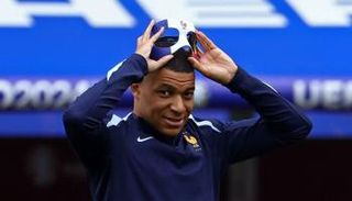 قناع مبابي مهاجم منتخب فرنسا