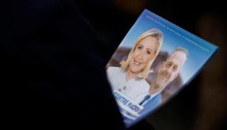 ملصق انتخابي يحمل صورة زعيمة 