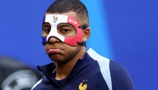 قناع كيليان مبابي نجم منتخب فرنسا