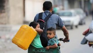 فلسطينيون يفرون من رفح