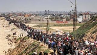 نازحون فلسطينيون يحاولون العودة إلى شمال قطاع غزة