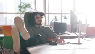 حيل الموظفين المتظاهرين بالعمل تتكشف