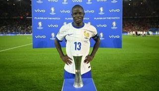 نغولو كانتي لاعب وسط فرنسا