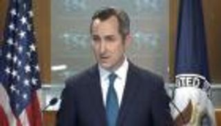 «صرصور» يقتحم الخارجية الأمريكية.. قطع كلمة متحدثها (فيديو)