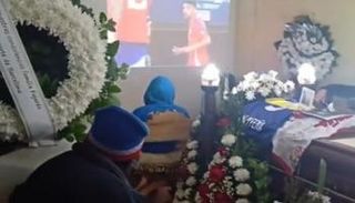 تركوا فقيدهم في النعش لمتابعة مباراة