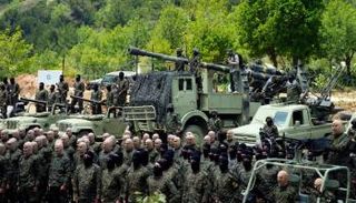 عناصر حزب الله بجانب بطارية صواريخ