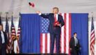 ترامب يستقطب الناخبين بـ«قنابل سياسية».. بطاقات خضراء وإعفاءات ضريبية