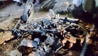 الدراجة المتفحمة بعد انفجار العبوة الناسفة.. متداولة