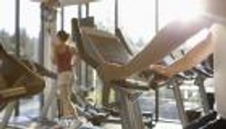 لقطات مرعبة.. لحظة سقوط فتاة من نافذة «الجيم» ووفاتها (فيديو)