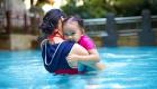 فوبيا الماء عند الأطفال: كيف أحبب طفلي في السباحة؟