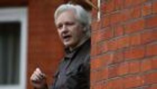 جوليان أسانج.. عراب «قرصنة الوثائق» 