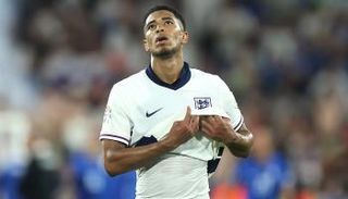 جود بيلينغهام بقميص منتخب إنجلترا