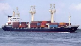 سفينة شحن تعرضت في وقت سابق لهجوم حوثي