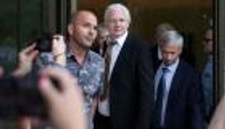 الرحلة انتهت.. أسانج «حر» بعد الإقرار بالذنب