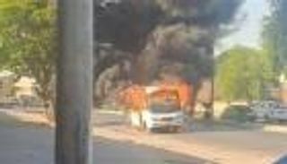 لحظات مرعبة.. النيران تلتهم «باص مدرسة» وسط الشارع في مصر