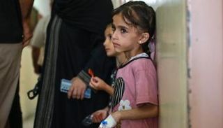 طفلتان فلسطينيتان بمستشفى في خان يونس