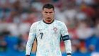 فيديو.. رونالدو ينجو بأعجوبة من جنون مشجع «متهور»