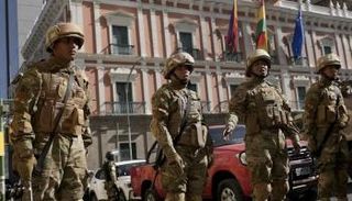 جنود أمام القصر الرئاسي في بوليفيا