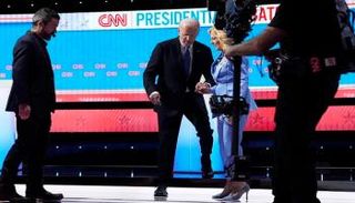 جيل بايدن تقود الرئيس خارج الاستوديو