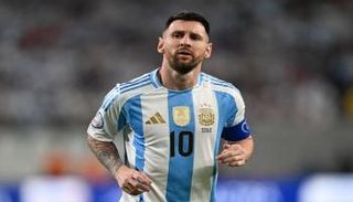 ليونيل ميسي قائد منتخب الأرجنتين