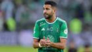 شاحنة كبيرة تحطم سيارة رياض محرز في إنجلترا (صور)