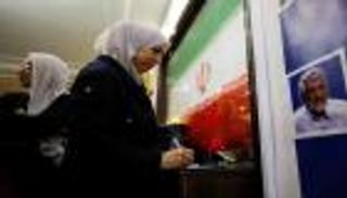 مُسنة «أكبر من المرشد» وعروسان.. لقطات تسرق أضواء انتخابات إيران