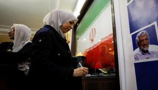 ناخبة إيرانية تدلي بصوتها