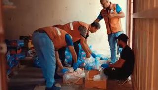 مبادرة توزيع الدجاج في دير البلح