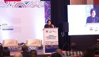 رزان المبارك أثناء إلقاء كلمتها