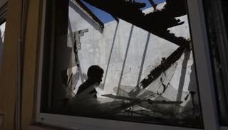 جندي إسرائيلي في منزل تعرض لقصف من حزب الله