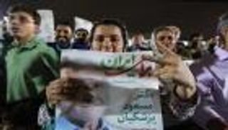 مسعود بزشكيان.. من هو الإصلاحي الذي فاجأ الجميع بتصدر انتخابات إيران؟