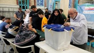 ناخبون إيرانيون في أحد مراكز الاقتراع