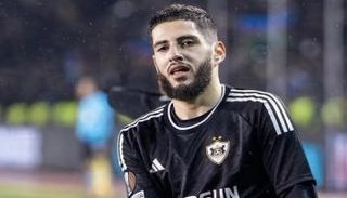 ياسين بنزية نجم منتخب الجزائر