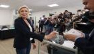 انتخابات فرنسا.. مشاركة «مرتفعة» وقادة اليمين يصوتون