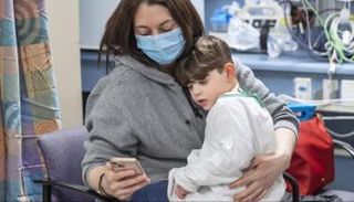 الطفل مايكل مع والدته قبل حصوله على العلاج 