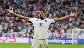 جود بيلينغهام بقميص منتخب إنجلترا