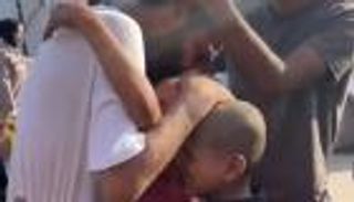 لحظات مؤثرة للقاء أسير من غزة مع عائلته (فيديو)