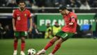1 من 60.. صواريخ كريستيانو رونالدو تضل الطريق في البطولات الكبرى