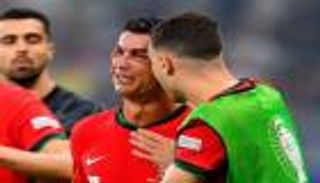 دموع كريستيانو رونالدو.. هل كانت بسبب والدته؟ (فيديو)