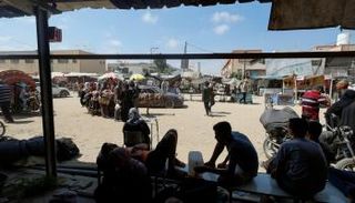 أوامر إخلاء إسرائيلية تجبر فلسطينيين على مغادرة شرق خان يونس 