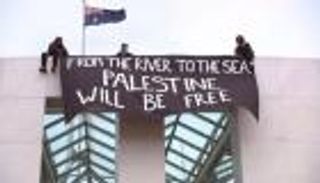 علقوا لافتات على سطحه.. داعمون لغزة يقتحمون برلمان أستراليا