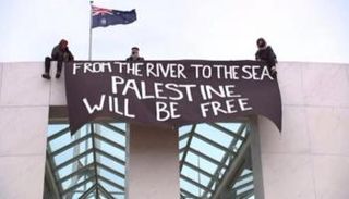 المتظاهرون فوق البرلمان الاسترالي 