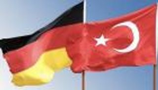 «الذئب» يشعل أزمة بين ألمانيا وتركيا.. تحية «قلبت» الدبلوماسية