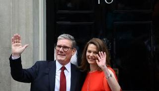 الزعيم العمالي كير ستارمر وقرينته أمام 10 دوانينغ ستريت